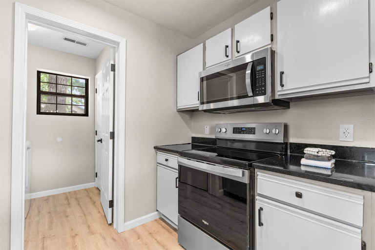 Private kitchen 5, Green Mountain Getaway 2bdr, Taney