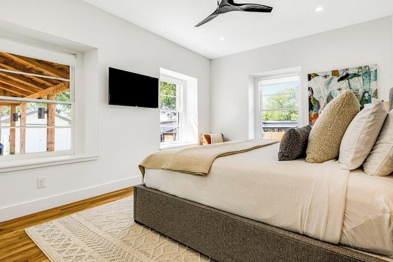 Room 5, Historic Home a Block From Main St With Hot Tub, Sauna, Fast Wifi & Firepit, Gillespie