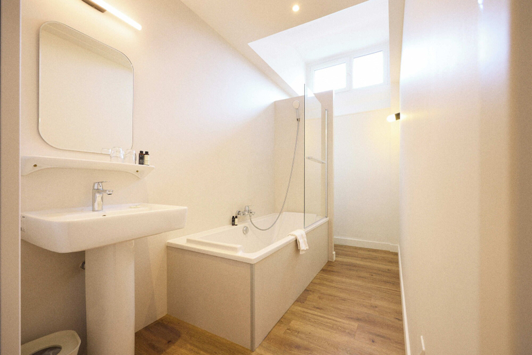 Bathroom 5, Hotel Henri IV, Charente-Maritime