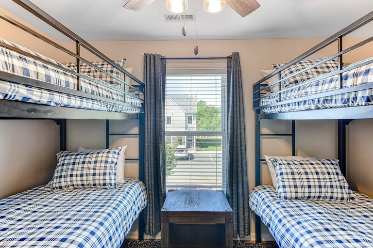 Room 2, Three-story Lakefront Home w/ Covered Boat Slip, and Tennis/pickleball Access, Louisa