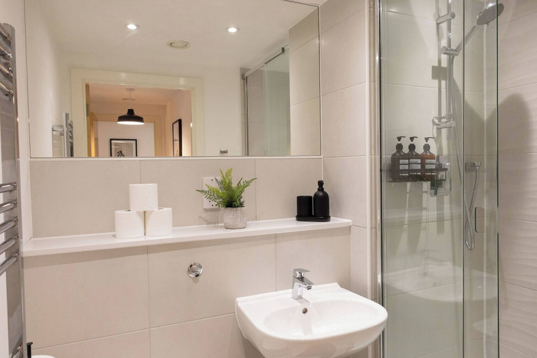 Bathroom 5, Spacious Condo - Central Manchester - Piccadilly - Local Attractions - Parking, Manchester