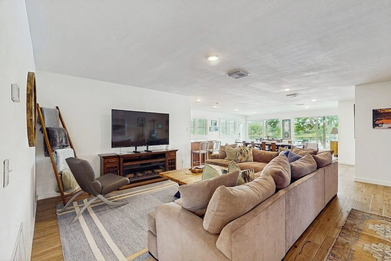 Living area 5, Waterfront Home With Kayaks, Game Room, Firepit, & Enormous Deck, Llano