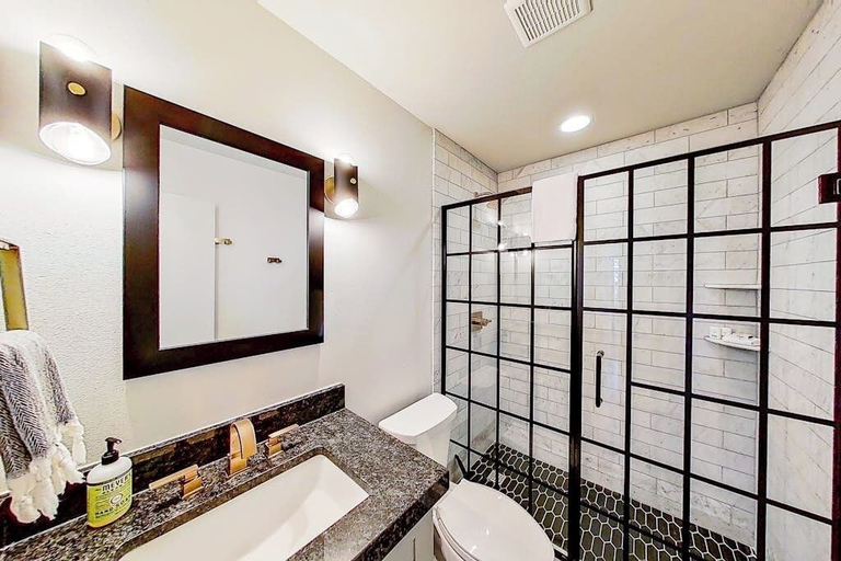Bathroom 4, Contemporary, Dog-friendly Townhouse With Balcony, Pool & Day Docks, Llano