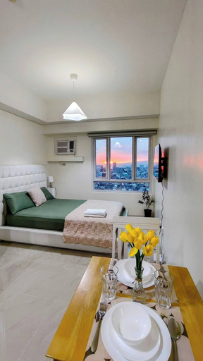 Room 3, Bella Suite Netflix Pool Great View, Makati City