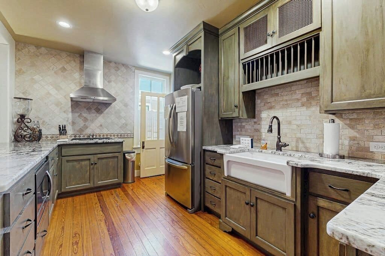 Private kitchen 2, Peaceful Home Right Near Downtown - Walk Everywhere, 2 Dogs Welcome, Gillespie