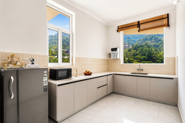Private kitchen 2, Alaya Stays Gable Pine with Pool, Solan