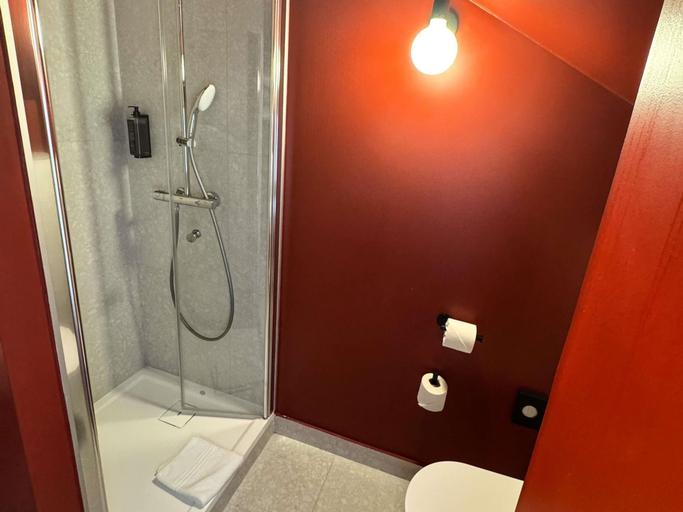 Bathroom 5, ibis Styles Bourg en Bresse, Ain
