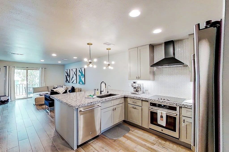 Private kitchen 5, Contemporary, Dog-friendly Townhouse With Balcony, Pool & Day Docks, Llano