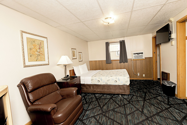 Others 4, The Edgewood Motel, Marinette