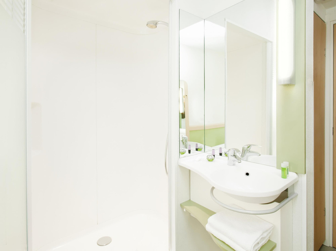 Bathroom 5, ibis budget Madrid Getafe, Madrid