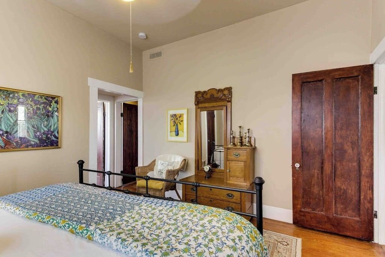 Room 2, Historic Craftsman Circa 1923 - Walk to Wineries & Downtown, Antique Decor, Gillespie