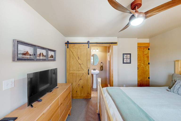 Room 3, Memorable Mountain Condo With 2 Fireplaces, Lovely Views, W/d, & Pool Access, Larimer