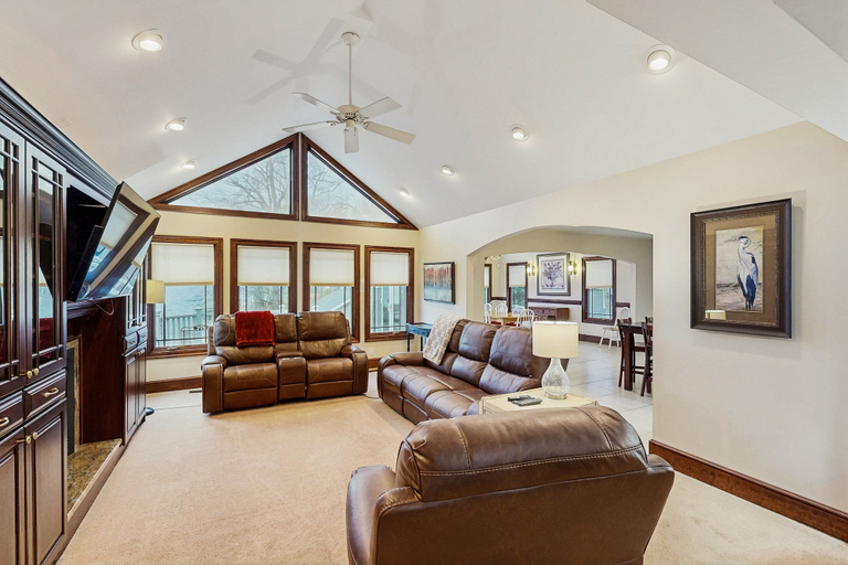 Living area 5, Spacious Lakefront House W/private hot Tub, Deck, Fire pit & Grill, Spotsylvania