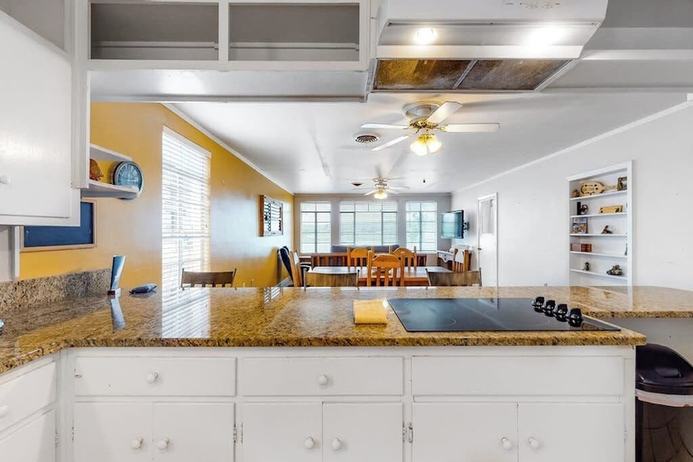 Private kitchen 4, Lakefront Dog-friendly Home With Central AC, Dock, Scenic Patio and Two Kayaks, Llano
