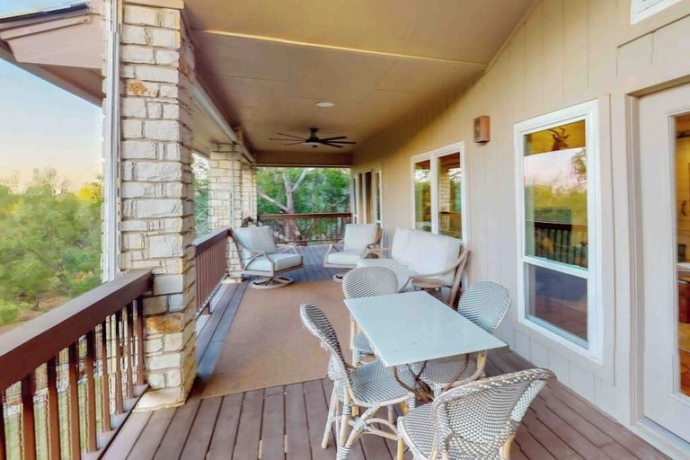 Outdoor dining 3, Spacious Beautiful Home With Full Kitchen, Balcony and Patio, Next to Golf Course, Llano