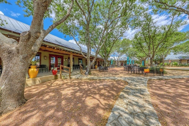 Outdoor dining 3, Dog-friendly Cottage on Hwy 290 Wine Trail, Gillespie