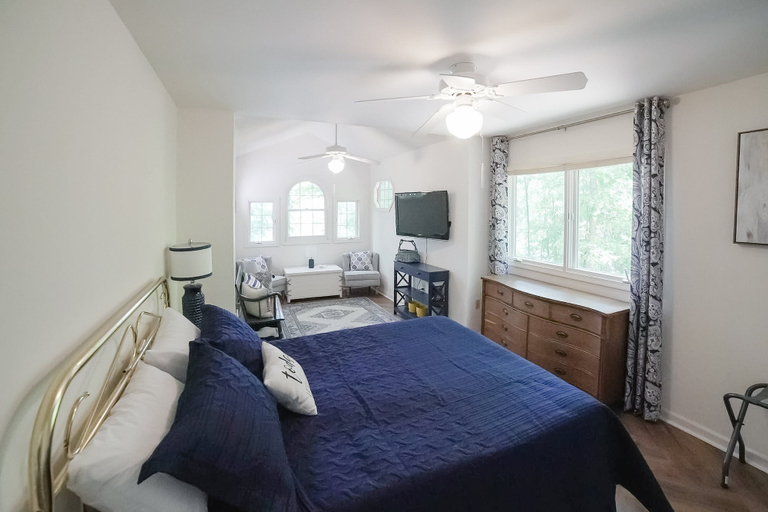 Room 4, Spacious pet Friendly Waterfront House With Patio & Grill, Spotsylvania