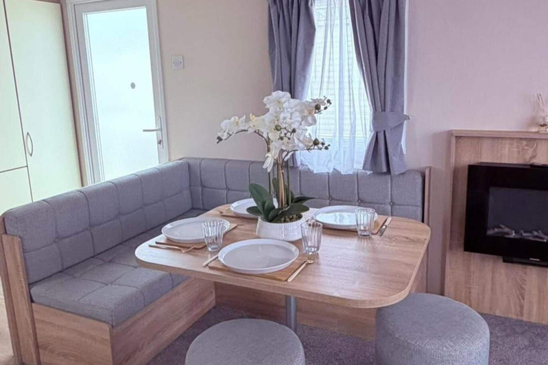 Dining 4, 2-bed Caravan - Sleeps 6 - Pet Friendly - Parking, Lincolnshire