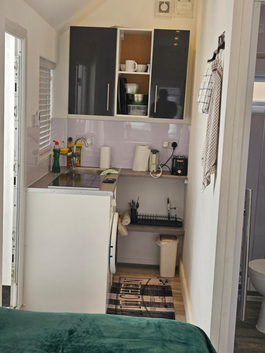Others 5, Cosy studio - home away from home, London