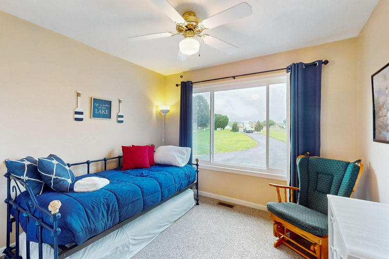 Room 3, Spacious Lakefront House W/patio, Balcony, Grill & Foosball, Spotsylvania
