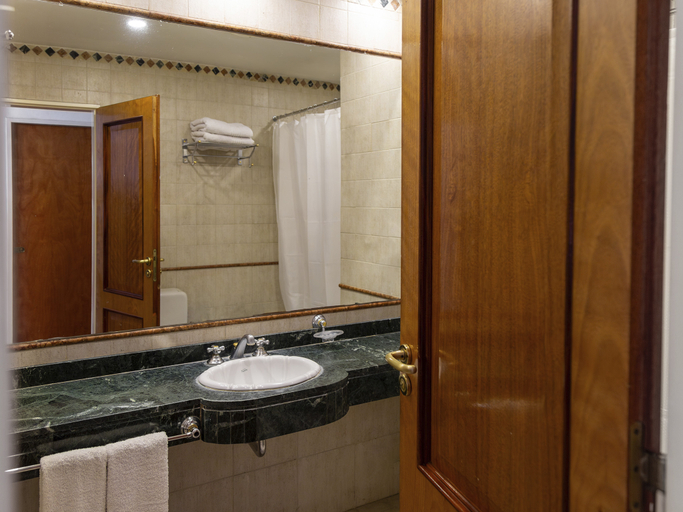 Bathroom 5, Wyndham Garden Lujan, Luján