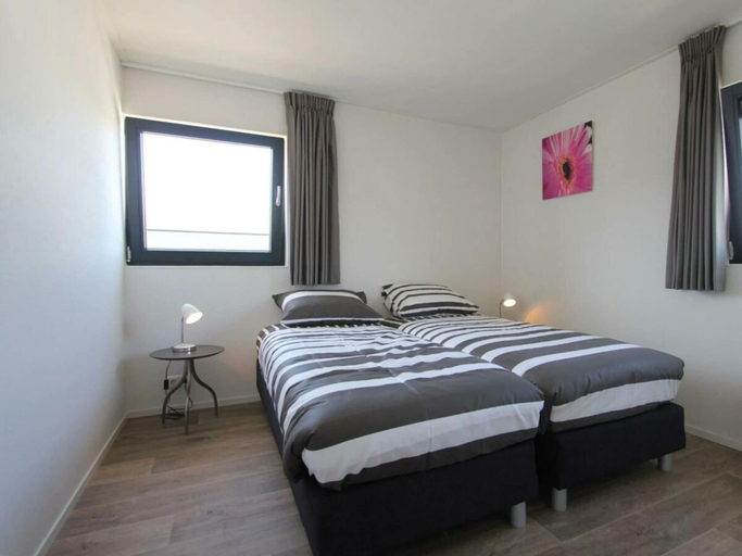 Room 4, Cube Magnifique 8, Haarlemmerliede c.a.