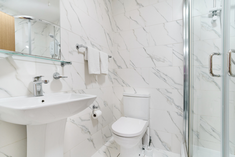 Bathroom 4, Park Hotel Ilford, London
