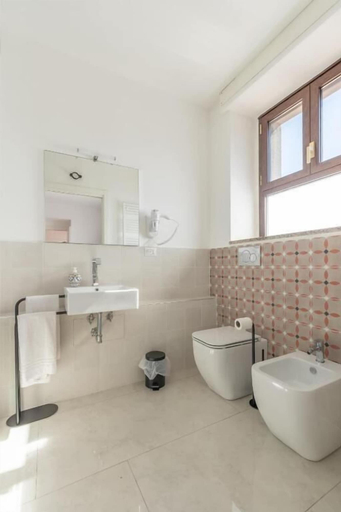 Bathroom 5, Don Giovanni, Catania