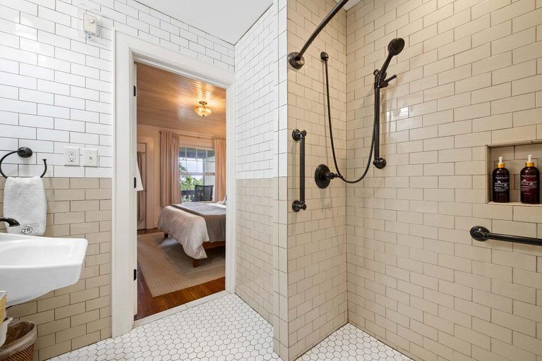 Bathroom 4, Historic Riverview Inn Four, Hamilton