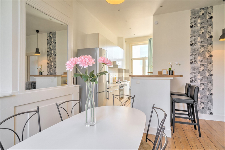 Dining, Elegant Duplex for 12 in Capital Street, Antwerpen