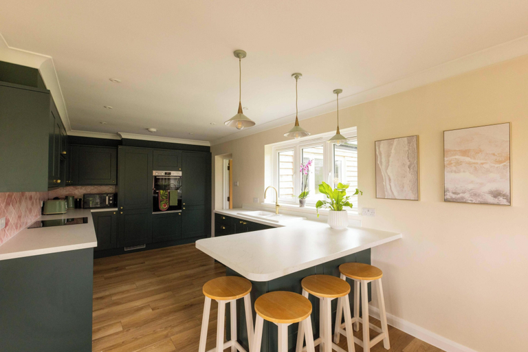 Private kitchen 5, House - Sleeps 12 - Parking - Garden, Dorset