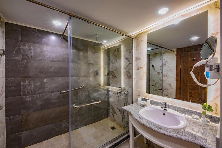 Bathroom 4, Titanic Resort and Aqua Park, Safaja