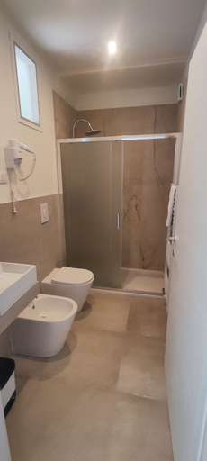 Bathroom 2, Vroom509, Verona