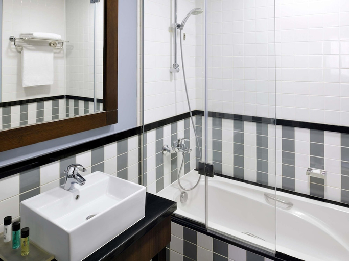 Bathroom 5, Movenpick Hotel Apartments Al Mamzar Dubai, Dubai