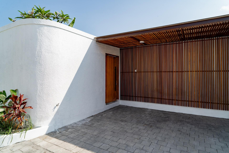 Exterior & Views