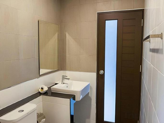 Bathroom 4, BR Grand Hotel, Hat Yai