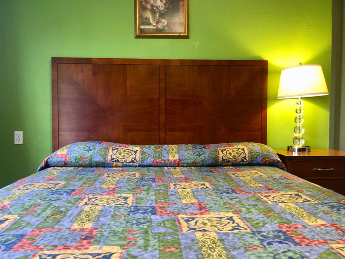 Room 2, La Petite Rouge Motel, San Diego