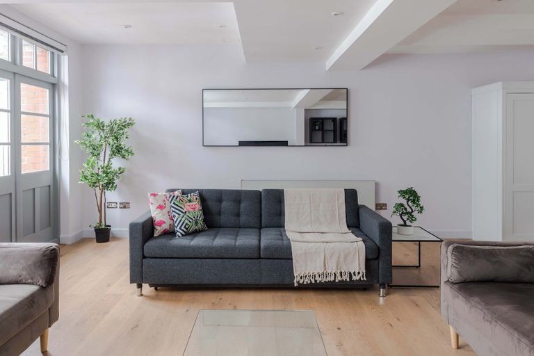 Living area 4, The Eyre Suite Two - Farringdon - by Frankie, London