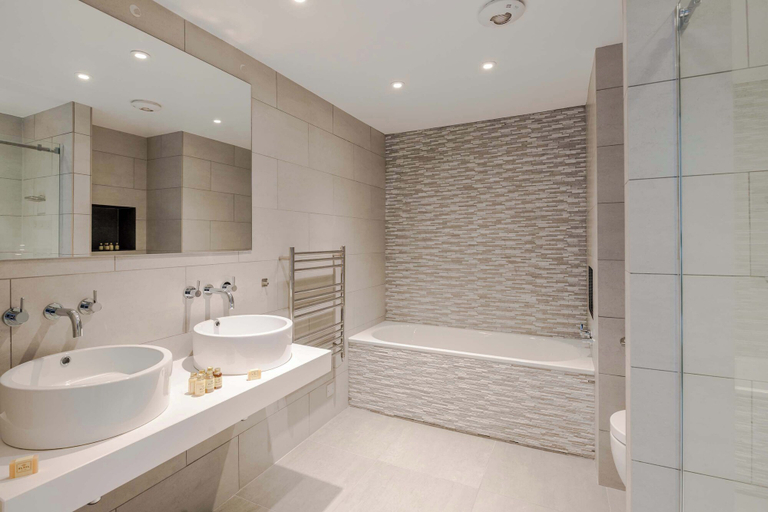 Bathroom 5, The Eyre Suite Two - Farringdon - by Frankie, London