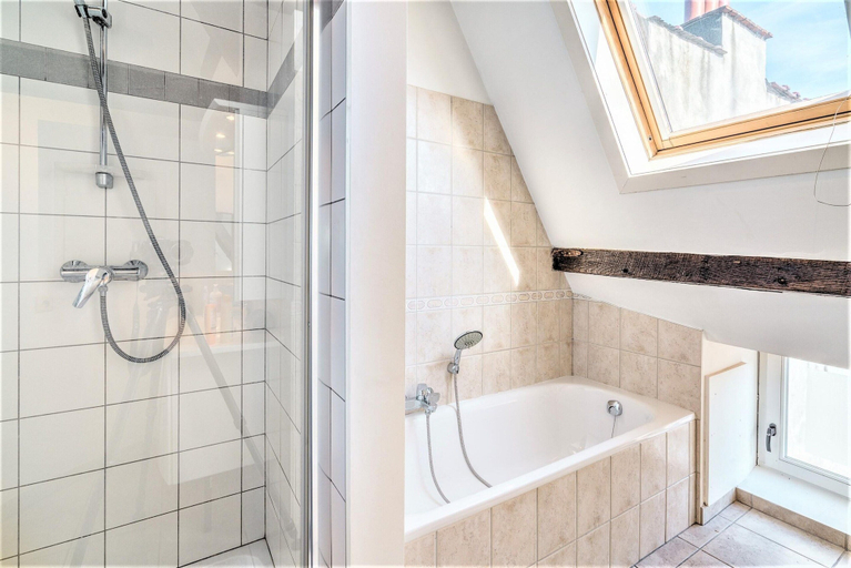 Bathroom 5, Elegant Duplex for 12 in Capital Street, Antwerpen