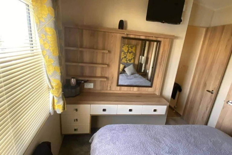 Room 5, 2-bed Caravan - Sleeps 6 - Family & Pet Friendly, Lincolnshire
