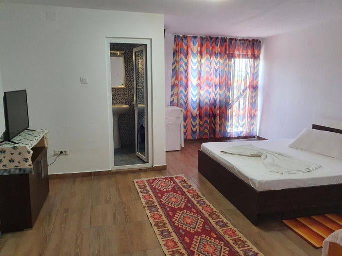 Others 3, Camere de inchiriat Alex, Costinesti