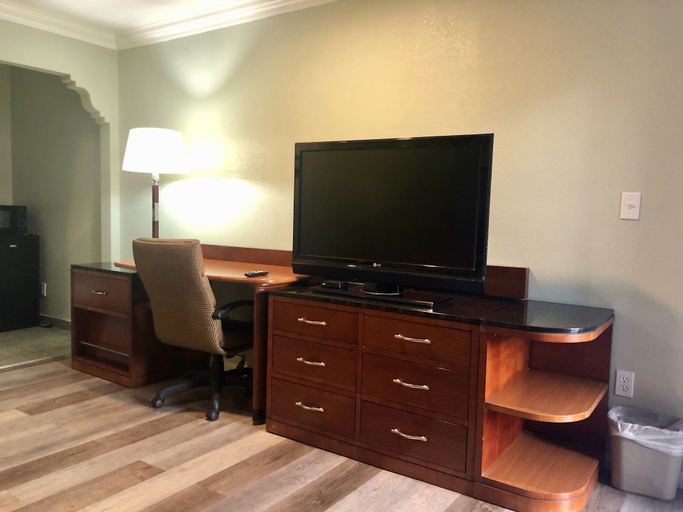 Room amenity 4, La Petite Rouge Motel, San Diego