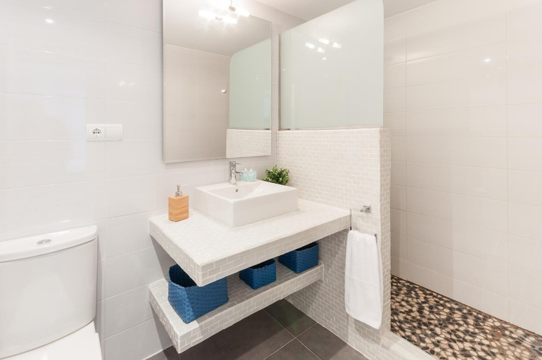 Bathroom 4, AG Presidente Apartments, Valencia