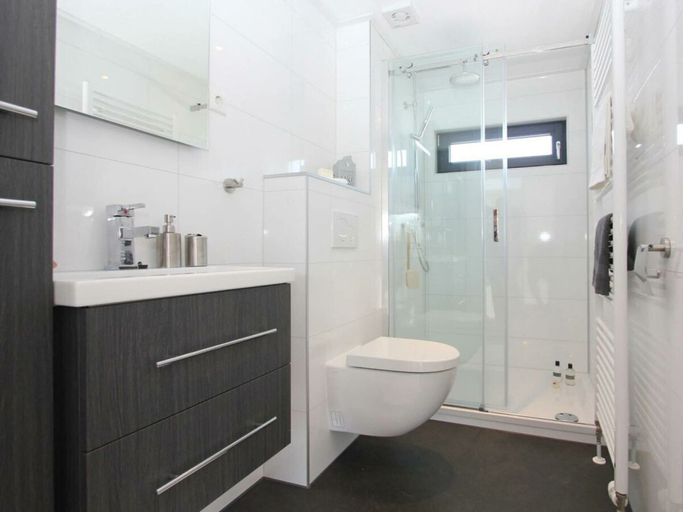 Bathroom 2, Cube Magnifique 8, Haarlemmerliede c.a.