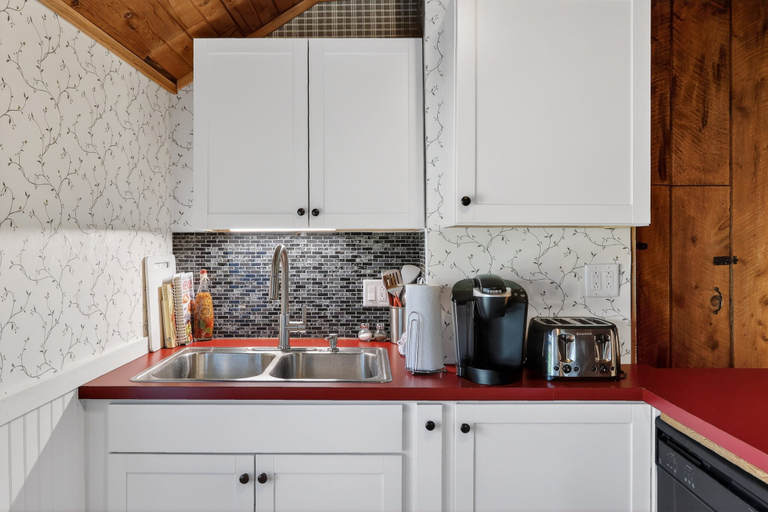 Private kitchen 2, City Explorer Basecamp Buffalo 1 Bedroom Duplex with AC, Erie