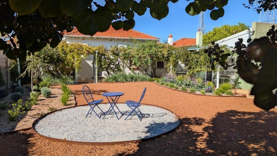 Outdoor dining, The Merredin Treasury, Merredin