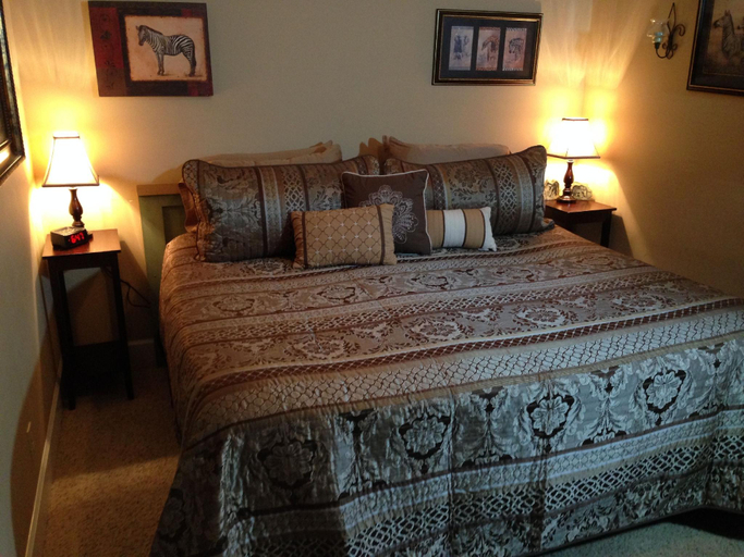 Bedroom 4, Monroe Street Suites, Pike