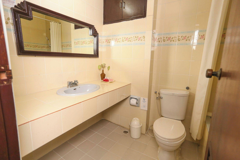 Bathroom 3, The International Hotel Chiang Mai - YMCA, Muang Chiang Mai