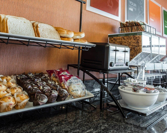 Food & Drinks 5, Comfort Inn & Suites Lumberton Central I-95, Robeson